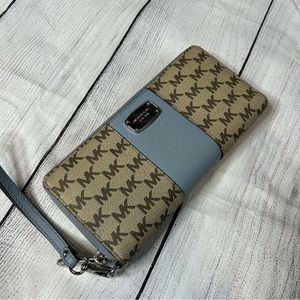 [Michael Kors] Blue/ Tan Wristlet Wallet